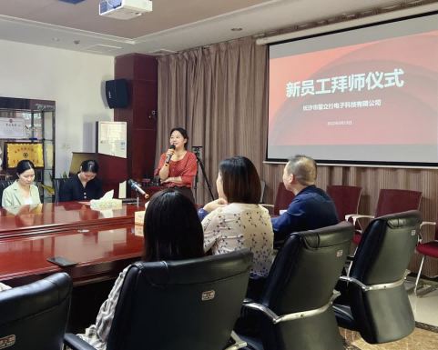 20220315周宇-2022年新员工拜师仪式暨对赌协议新闻稿224.png 20220315周宇-2022年新员工拜师仪式暨对赌协议新闻稿224.png